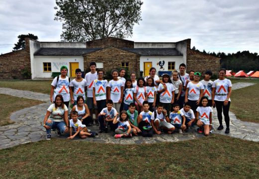 Nenos e nenas de Touro disfrutaron de 15 días de campamento en Ribadeo